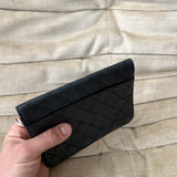 Clutch aus Leder mit Chanel-Logo