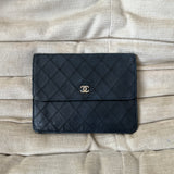 Clutch aus Leder mit Chanel-Logo