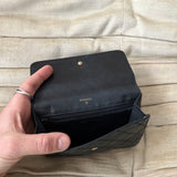 Clutch aus Leder mit Chanel-Logo
