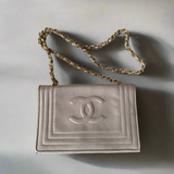 Chanel Big Logo Schultertasche creme