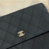 Clutch aus Leder mit Chanel-Logo