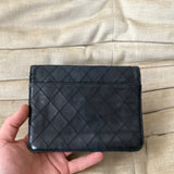 Clutch aus Leder mit Chanel-Logo