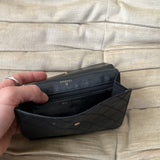 Clutch aus Leder mit Chanel-Logo