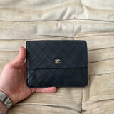 Clutch aus Leder mit Chanel-Logo