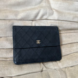 Clutch aus Leder mit Chanel-Logo