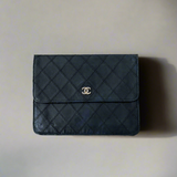 Clutch aus Leder mit Chanel-Logo