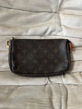 Laden Sie das Bild in den Galerie-Viewer, Louis Vuitton Pochette