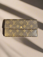 Laden Sie das Bild in den Galerie-Viewer, Louis Vuitton Sarah Wallet