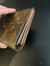 Laden Sie das Bild in den Galerie-Viewer, Louis Vuitton Sarah Wallet