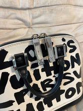 Laden Sie das Bild in den Galerie-Viewer, Vintage Louis Vuitton x Stephan Sprouse Graffiti Alma