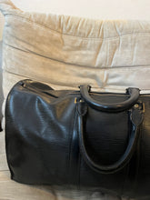 Laden Sie das Bild in den Galerie-Viewer, Louis Vuitton Keepall 45 Epi Black