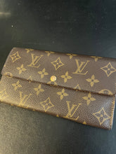 Laden Sie das Bild in den Galerie-Viewer, Louis Vuitton Sarah Wallet