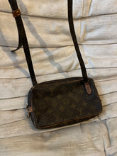 Laden Sie das Bild in den Galerie-Viewer, Louis Vuitton Marly Crossbody Bag